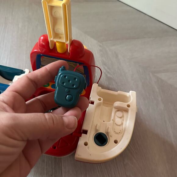 Vintage Discovery Toys To The Rescue Activity Fire Truck 1996 - Picture 11 of 12